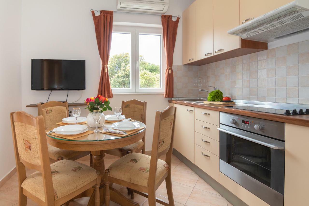 Apartments Villa Korina Бродариця Екстер'єр фото